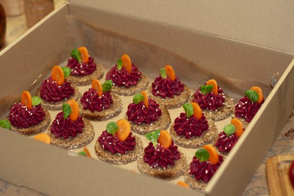 Kruhki s humusom rdeče pese